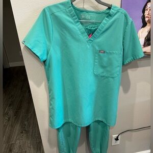Medium Figs surgical green scrub set, Catarina top with elastic  Zamora jogger